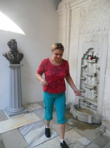 Ирина Шухаева возле фонтана слез: Пойду, напишу что-то печальное о любви... Сентябрь 2013